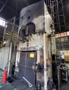 熱間鍛造プレス Kurimoto Smeral LKM 1600 - 1600 トン (写真 4)