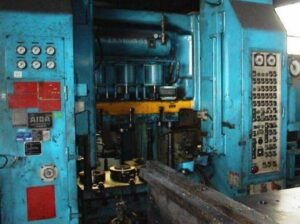 冷間鍛造プレス Aida CFT-60 - 600 トン (写真 4)