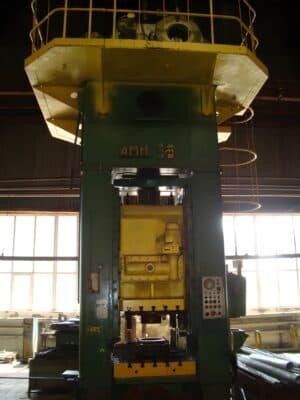 トリミングプレス Kuzlitmash KB9536 - 400 トン  (写真 1)