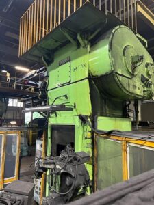 熱間鍛造プレス Kurimoto C2F-16 - 1600 (写真 2)