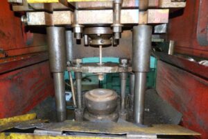 冷間押出プレス Barnaul AC5100 - 400 トン (写真 1)