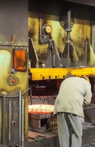 トリミングプレス Kurimoto S2-1200 - 1200 トン (写真 7)