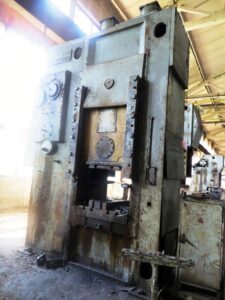 ナックルジョイントプレス Barnaul KB8342 - 1600 トン (写真 1)