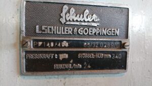 ねじプレス Schuler PF 140/450 - 130 トン (写真 1)